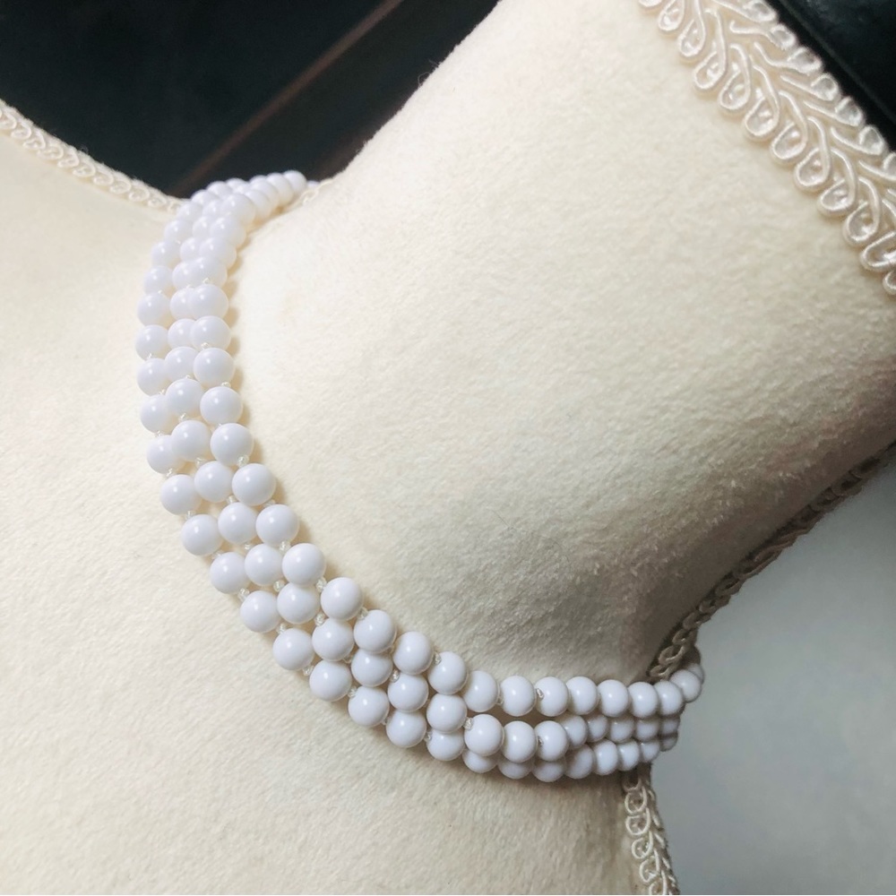 Vintage 60s white Duchess triple strand pearl necklace NWT